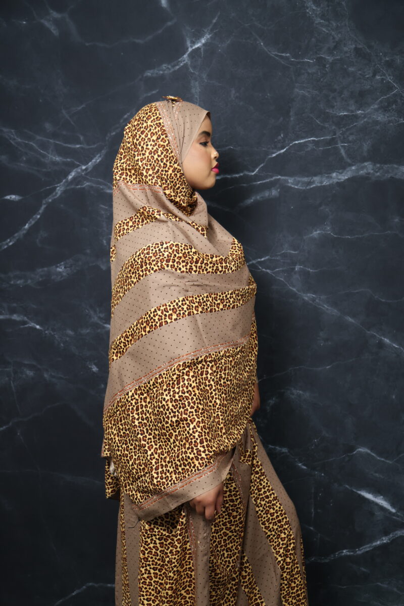 Elegant Scarf by Amira - Image 4